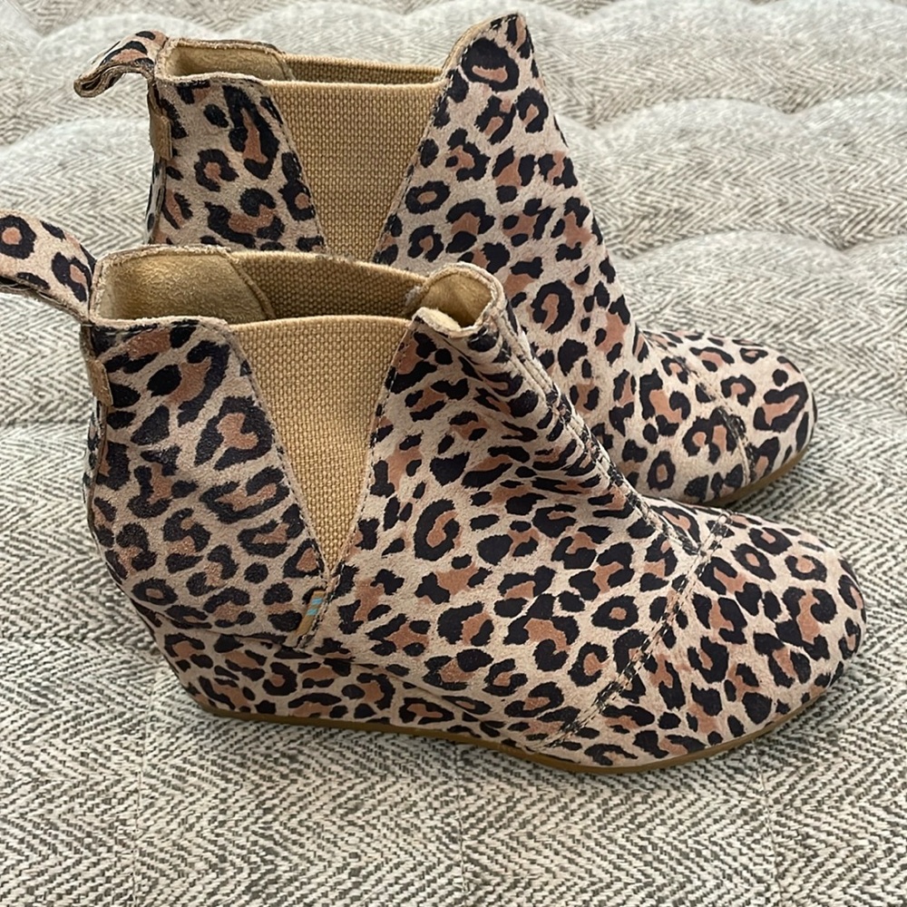 EUC Toms Leopard Print Wedges